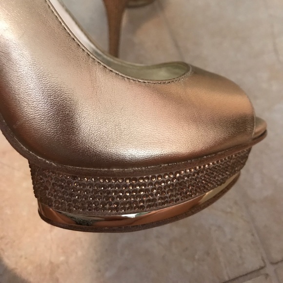 Gold Metallic Pelle Moda Peep toe heels - Picture 4 of 4